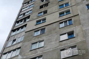 Ворожий дрон влучив у фасад багатоповерхівки на Харківщині: є постраждалі
