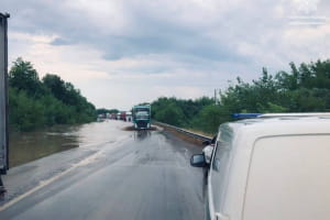 Через негоду на Рівненщині частково ускладнений рух на трасі Київ &ndash; Чоп