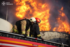 Російські окупанти атакували об'єкт промисловості на Одещині: спалахнув резервуару із олією (фото)