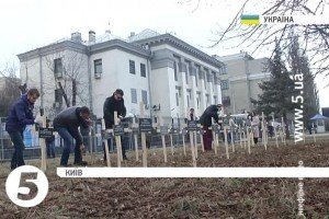 Біля посольства Росії у Києві виставили півсотні хрестів з іменами загиблих на Донбасі мирних мешканців