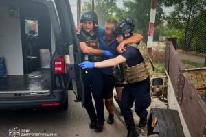 Ворожий удар під час гасіння пожежі: на Дніпропетровщині троє рятувальників дістали поранення