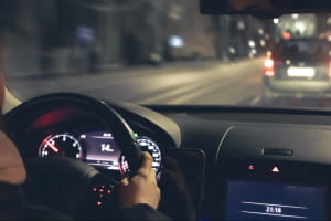 Автомобіль, жінка, ніч