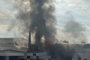 Росіяни повторно вдарили по Запоріжжю: над містом здіймається дим 