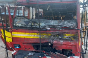 На Дніпропетровщині рятувальники потрапили під повторний ворожий обстріл: пошкоджено техніку
