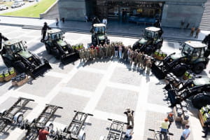Понад 20 мільйонів на фортифікації та техніку: Порошенко передав бойовим бригадам нову партію допомоги