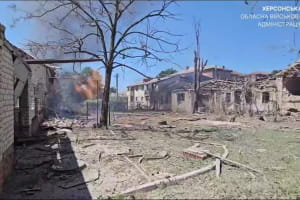 Потужні вибухи у Херсоні: окупанти скинули на центр міста КАБи, є поранені &ndash; відео (оновлено)