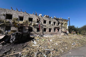 Уночі ворог атакував житловий квартал у Дергачах на Харківщині: зруйновані гуртожитки, у яких проживали ВПО 