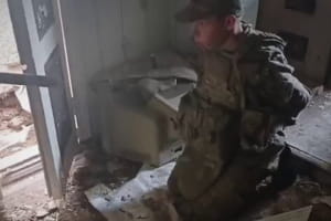Бійці ГУР взяли у полон військового рф в окупованому населеному пункті &ndash; відео