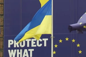 У Брюсселі біля будівлі Європейської комісії підняли прапор України