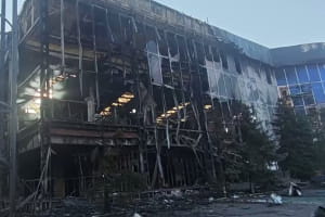 Оккупационные силы атаковали торговый центр в Херсоне: возник масштабный пожар