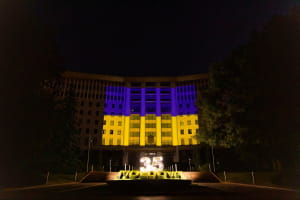 Парламент Молдови підсвітили синьо-жовтими кольорами до Дня Незалежності України