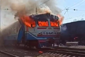 Від початку повномасштабного вторгнення окупанти пошкодили 249 вагонів та 492 локомотиви