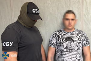 Встановлював приховані смартфони для наведення ударів рф: СБУ затримала коригувальника