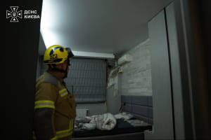 Уламки дрона пошкодили 16-поверхівку в Києві: що відомо (оновлено)