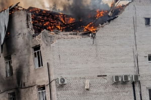 Ворог двічі атакував бізнес-центр у Лозовій на Харківщині: є потерпілі