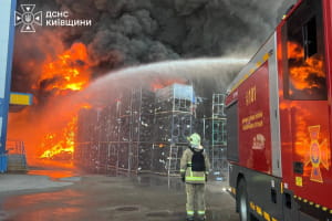 На Київщині рятувальники ліквідовують масштабні пожежі після повторної атаки росії