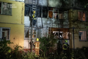 Російська атака на столицю: пожежі виникли у кількох районах, є постраждалі