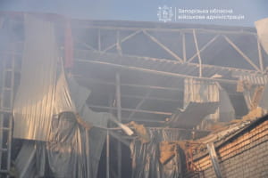 рф ударила по складських приміщеннях у Запоріжжі: виникла пожежа