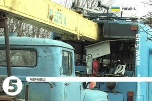 У Чернівцях підйомний кран в'їхав у тролейбус - загинула одна людина
