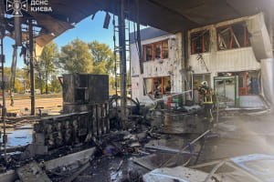 росія вдарила дроном по АЗС у Києві: спалахнула пожежа, є потерпілі (оновлено)
