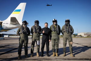 Украинские пилоты готовятся к переходу на F-16 и &laquo;Грипены&raquo;: Зеленский посетил курсантов в Канаде