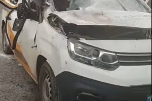 Дрон рф ударив по автівці "Укрпошти" на Сумщині: медики рятують поранених працівників
