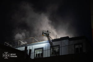 росія атакувала Київ: горів будинок та магазин, є потерпілі