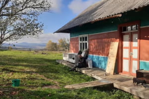 Хата у Карпатах