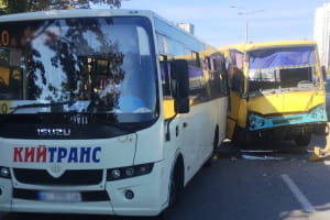 ДТП с участием маршрутных такси в Киеве: три человека пострадали, среди них &ndash; ребенок