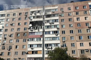 Российские силы вновь нанесли удар по многоэтажному жилому дому в Запорожье: пострадал пятилетний ребенок