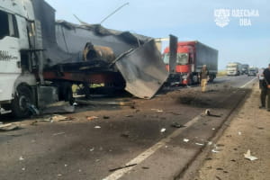 Оккупанты нанесли серию ударов по автодороге в Одесской области: 5 человек пострадали