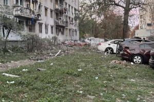 Кременчуг подвергся массированной атаке: зафиксировано попадание в жилой район, 2 человека погибли, 7 &ndash; пострадали (фото)