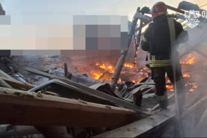 Росіяни атакували адмінбудівлю в Одесі: спалахнула пожежа