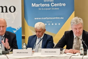Україна вже діє як своєрідна "Стаття 5" для НАТО &ndash; Порошенко