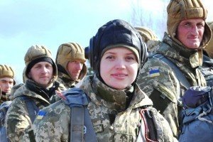  На Житомирщині мобілізовані жінки-десантниці розпочали виконувати стрибки з парашутом - Лисенко