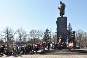 На річницю народження Шевченка в Харкові зібралося близько 400 людей