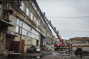 Внаслідок ворожої атаки у Харкові спалахнула масштабна пожежа