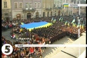 1000 містян заспівали державний гімн у центрі Львова