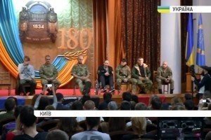 Активісти влаштували зустріч громадськості з кількома кіборгами в стінах Київського університету