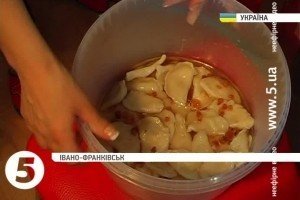 Мешканки Прикарпаття передали бійцям на Донбас 5 відер вареників