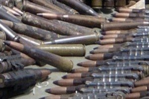 Українські бійці вилучають боєприпаси і зброю з ворожих схронів 