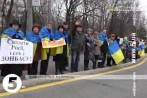 Жителі Маріуполя вишикувалися живим ланцюгом у центрі міста, щоб показати, що воно є українським