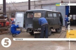 У Черкасах умільці надають друге життя старим УАЗам для АТО