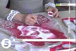 Вінницький дизайнер популяризує українських письменників, зображаючи їх на одязі