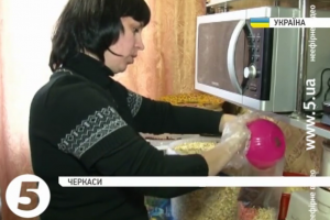 Багатодітна родина з Черкас готує сухі борщі для бійців АТО