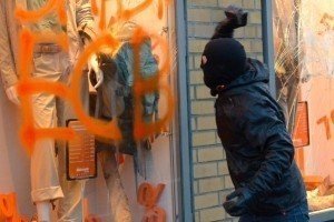 У Франкфурті протестують ліворадикали – атакують поліцію і палять автомобілі