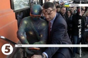 У середмісті Києва відкрили незвичайну інтерактивну скульптуру "Гік"