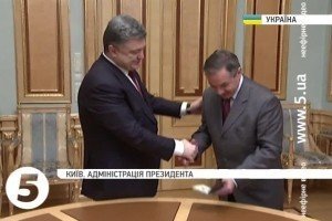 Порошенко вручив паспорт громадянина України онуку видатного мецената Терещенка