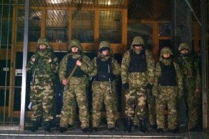 Вхід до "Укрнафти" заблокували автоматники, які назвались бійцями батальйону "Дніпро-1" - нардеп