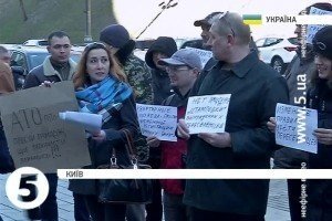 Переселенці з Донбасу провели пікет під Кабміном